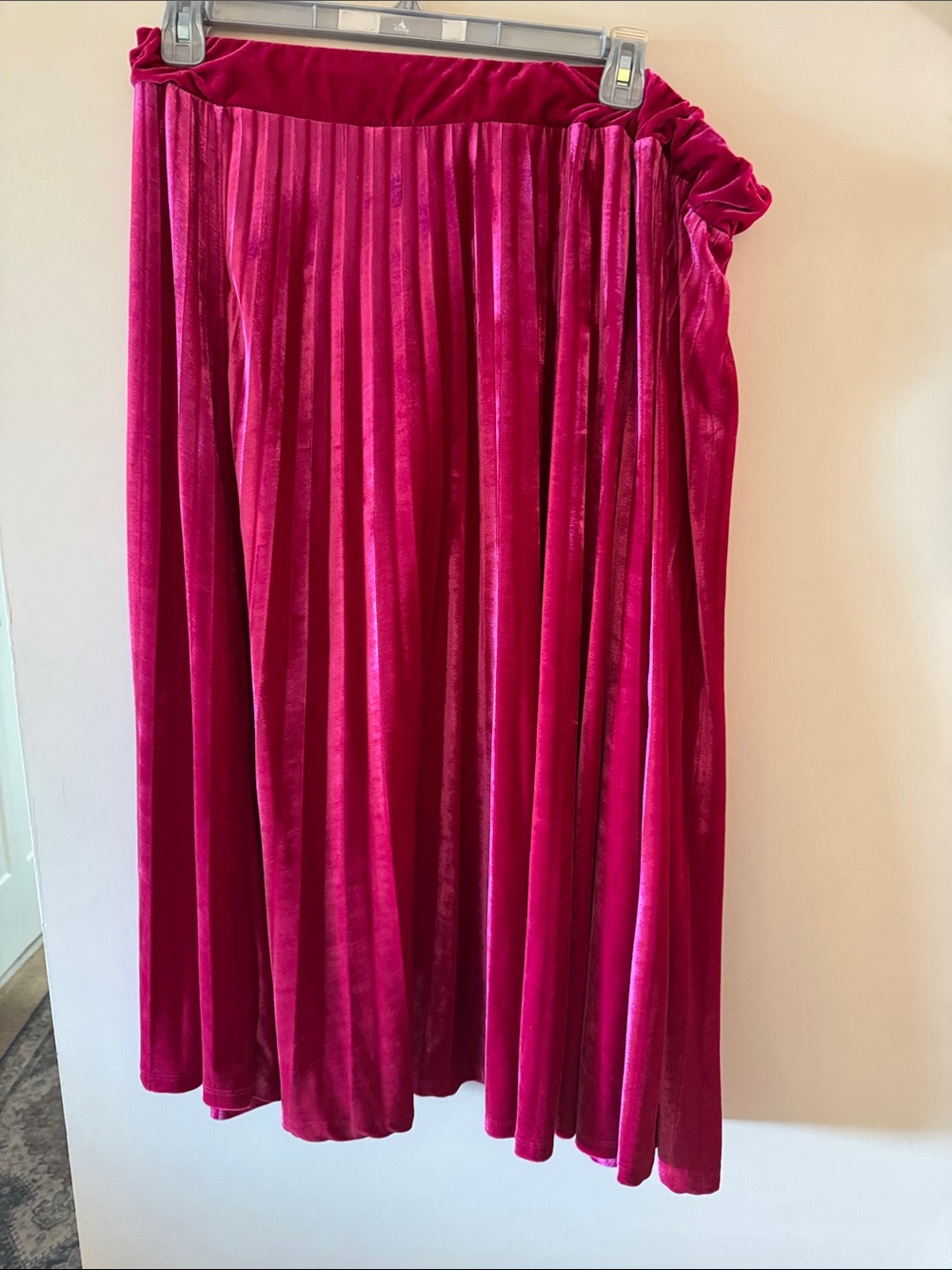 Arula Women’s Velvet Pleated Midi Skirt - Vibrant Fuchsia Pink